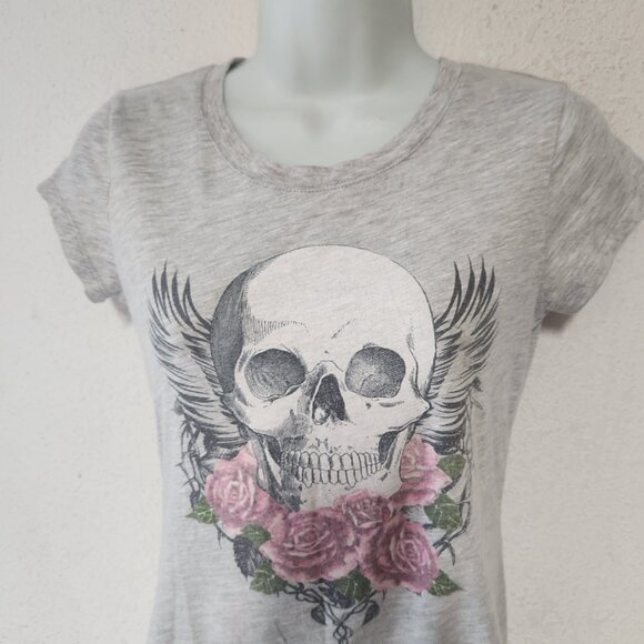 Wound Up graphic Tee, Grey with roses and skull in size small - Picture 4 of 12